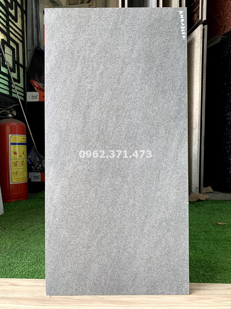 gạch đ&aacute; mờ 30x60 l&aacute;t nh&agrave; vệ sinh