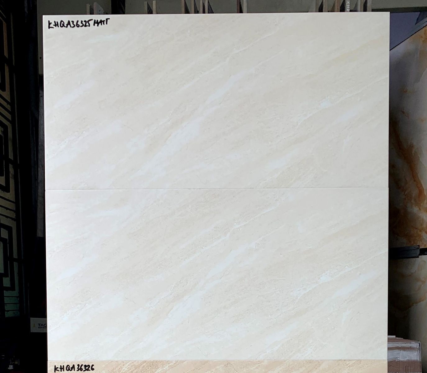 gạch b&oacute;ng mờ 300x600 TTC ốp tường