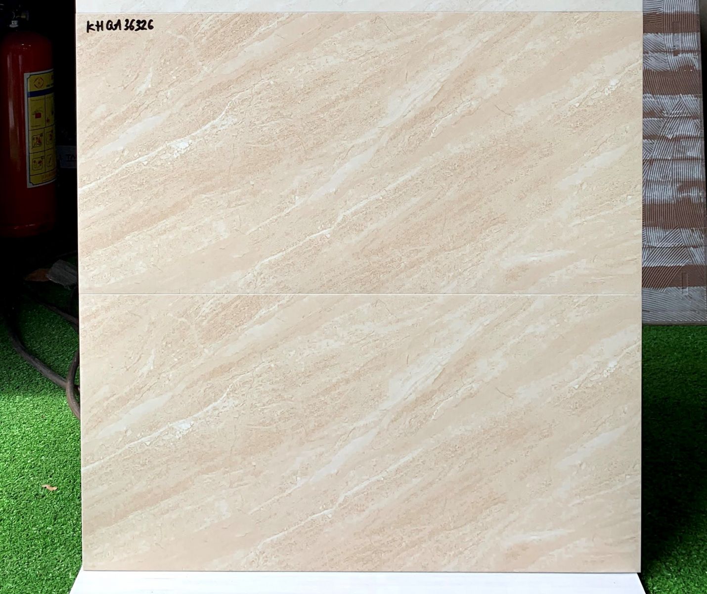 gạch b&oacute;ng mờ 300x600 v&acirc;n đ&aacute; TTC