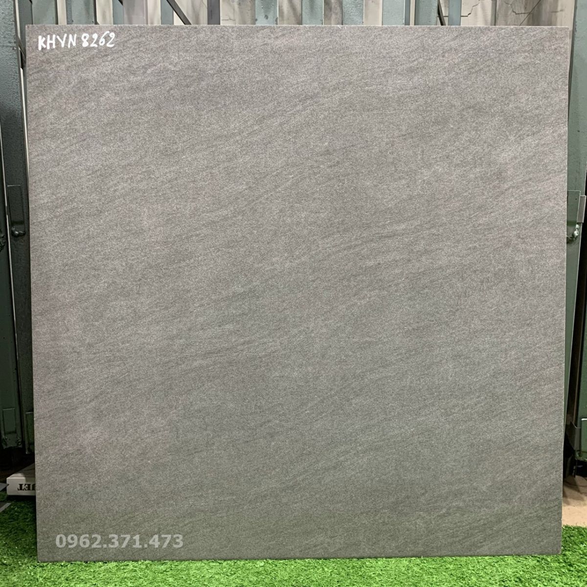 gi&aacute; gạch l&aacute;t nền nh&aacute;m mờ 600x600